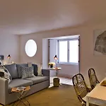 Διαμέρισμα Five Stars Combro 77 *